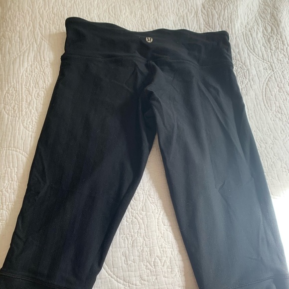Lululemon cropped black leggings - Picture 2 of 3